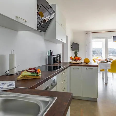House Emjalemi דירה *