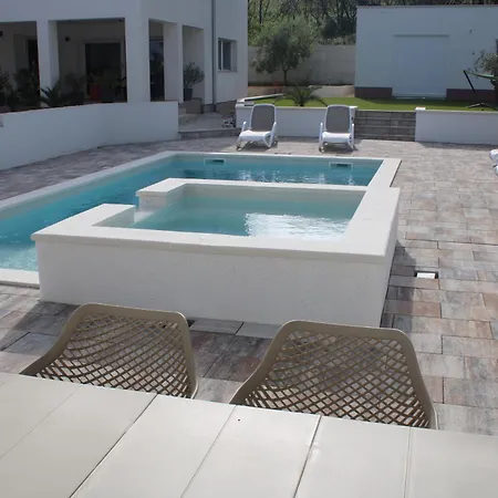 House Emjalemi * Πούλα