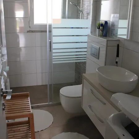 House Emjalemi דירה *