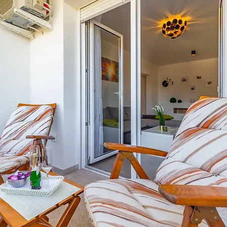 House Emjalemi * Πούλα