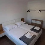House Emjalemi * Póla