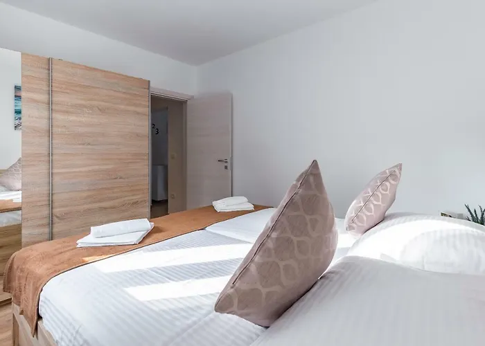 House Emjalemi * Pola