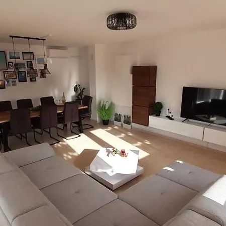 House Emjalemi Apartman Póla