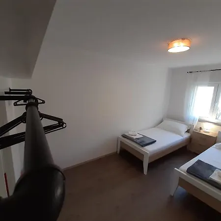 House Emjalemi Póla