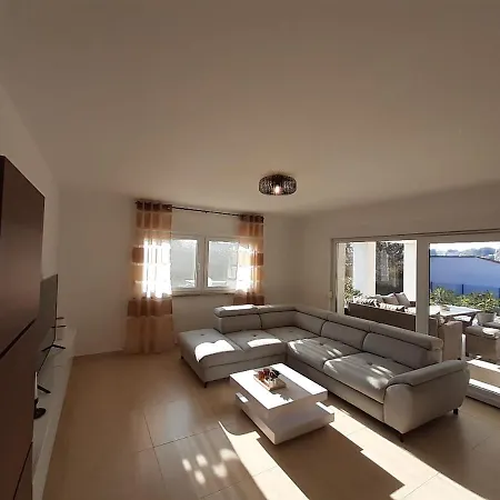 Apartman House Emjalemi *