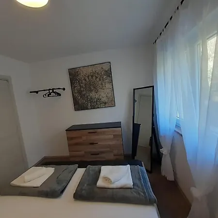 Apartman House Emjalemi *