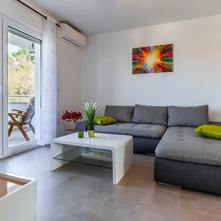 Apartman House Emjalemi *