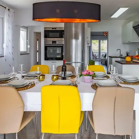 Apartman House Emjalemi *