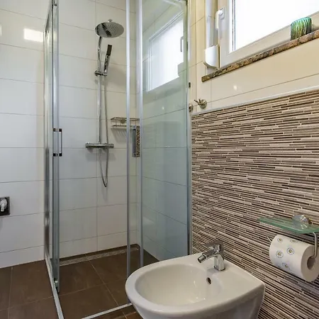 House Emjalemi Apartman Póla