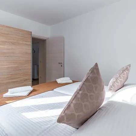 House Emjalemi * Póla